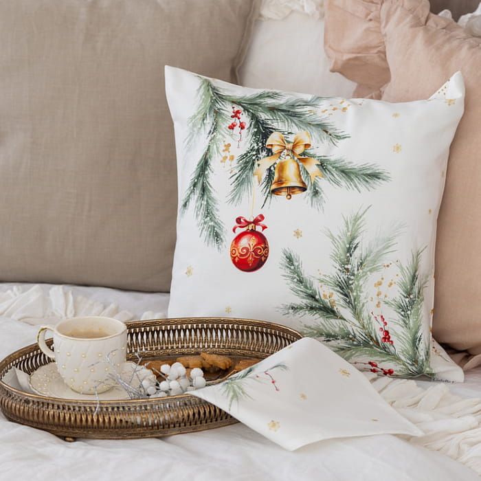 Декоративная наволочка "Ветви Рождества ветка с шариком"