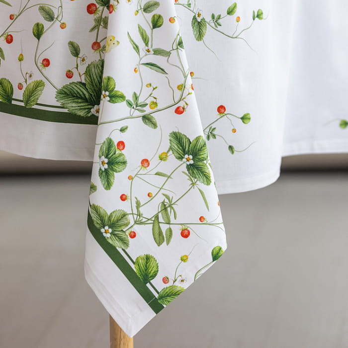 Скатерть 145х145 см "Земляничная поляна"