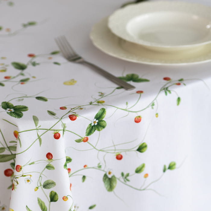 Скатерть 145х145 см "Земляничная поляна"