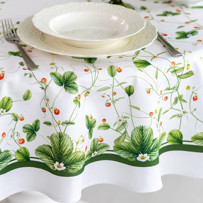 Скатерть овальная 150х200 см "Земляничная поляна"