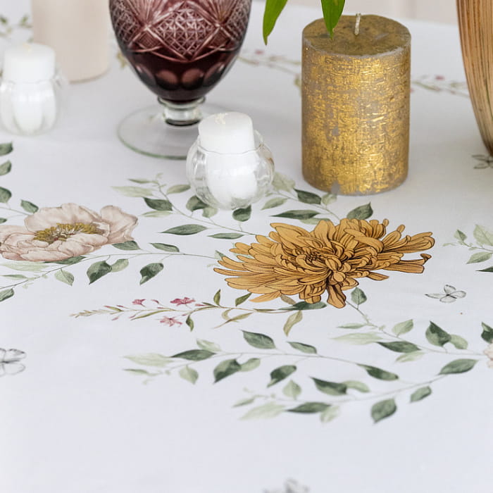 Скатерть 145х145 см "Цветочная симфония"