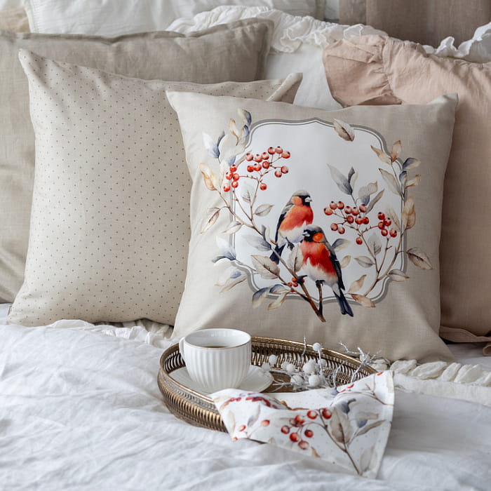 Декоративная наволочка "Пернатые истории рамка с парой снегирей"