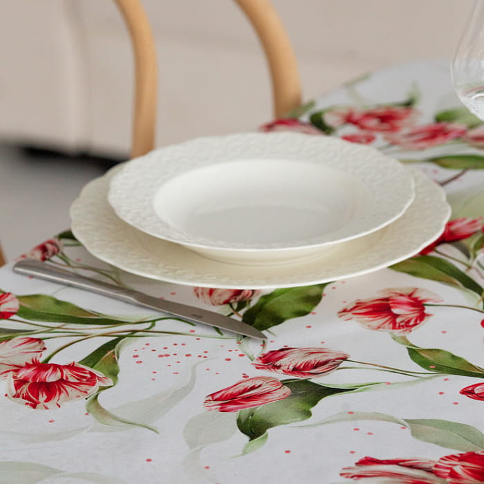 Скатерть 145х145 см "Алые тюльпаны"