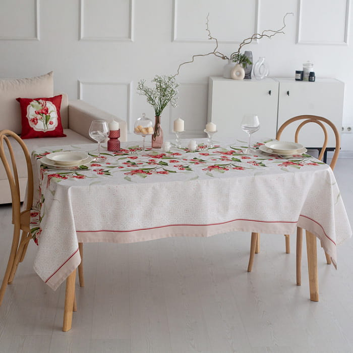 Скатерть 145х145 см "Алые тюльпаны"