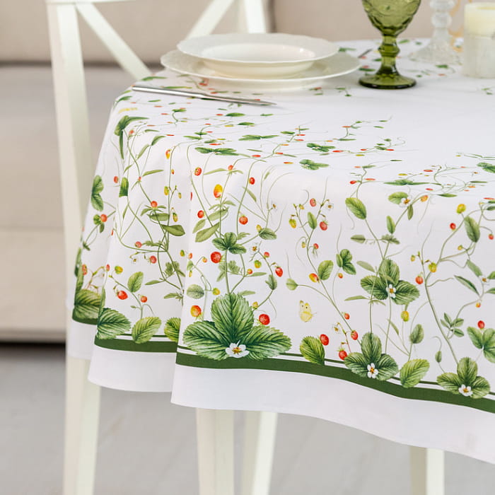 Скатерть овальная 150х200 см "Земляничная поляна"