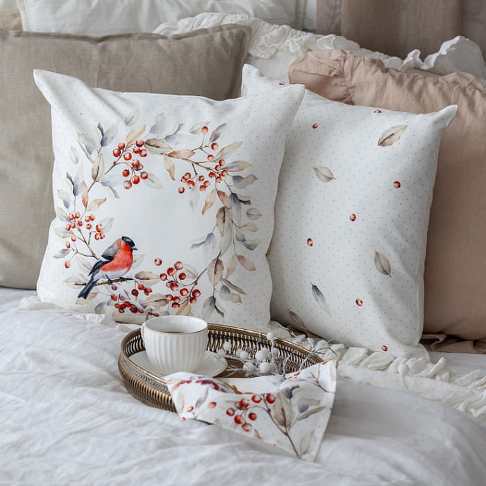 Декоративная наволочка "Пернатые истории венок на белом"