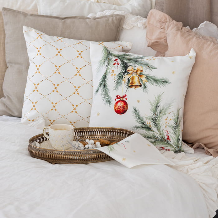 Декоративная наволочка "Ветви Рождества ветка с шариком"