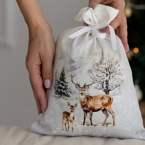 Декоративный мешок "Морозное утро олени" белый 24х32 см
