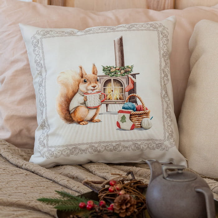 Декоративная наволочка "Новогодняя шкатулка" белка у камина