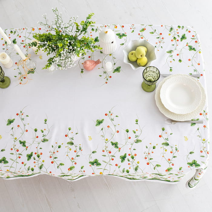 Скатерть 145х145 см "Земляничная поляна"