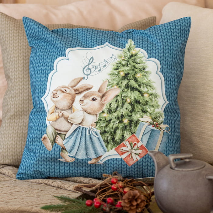 Декоративная наволочка "Новогодняя шкатулка" зайчата с елкой