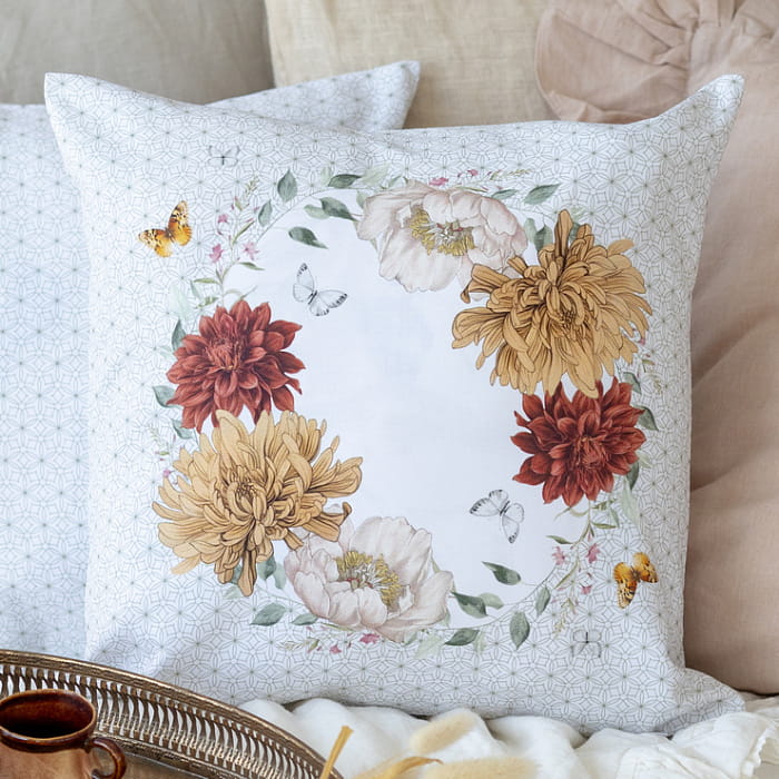 Декоративная наволочка "Цветочная симфония венок на белом"