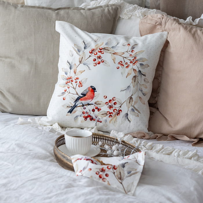 Декоративная наволочка "Пернатые истории венок на белом"