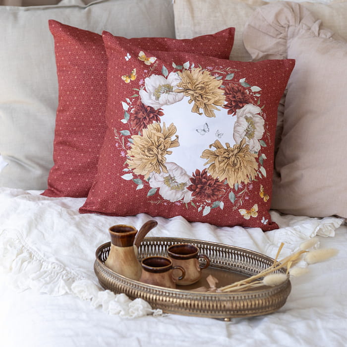 Декоративная наволочка "Цветочная симфония венок на красном"