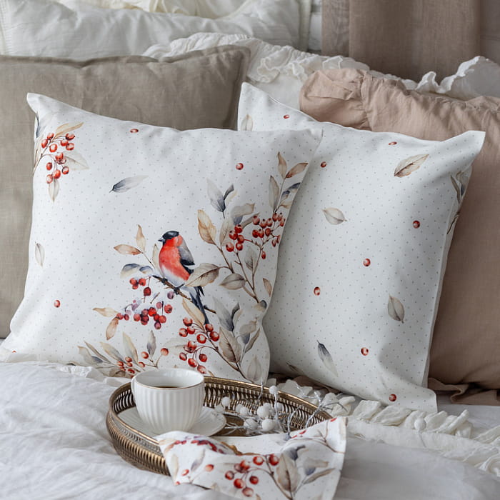 Декоративная наволочка "Пернатые истории снегирь на белом"