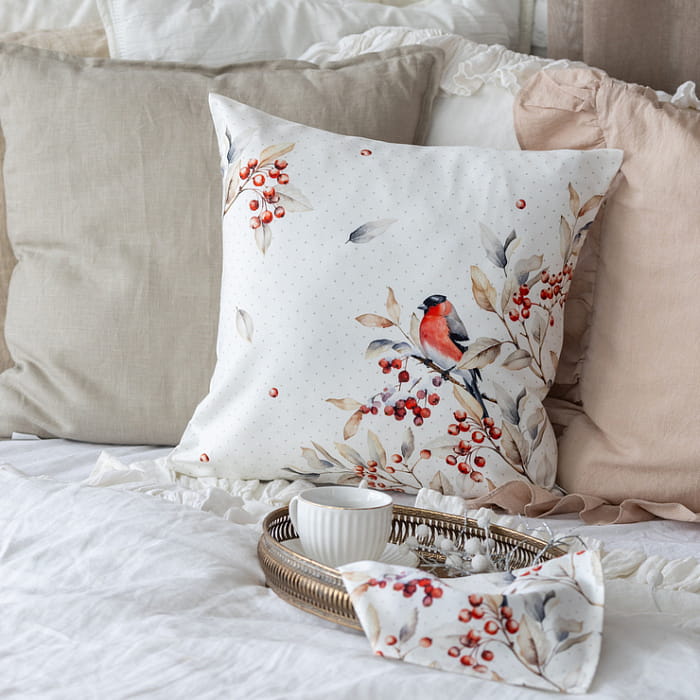 Декоративная наволочка "Пернатые истории снегирь на белом"