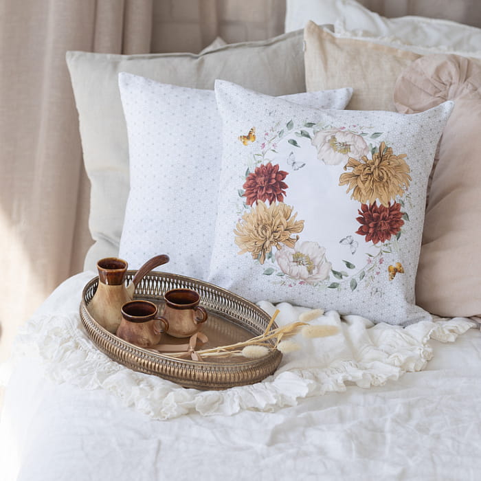 Декоративная наволочка "Цветочная симфония венок на белом"