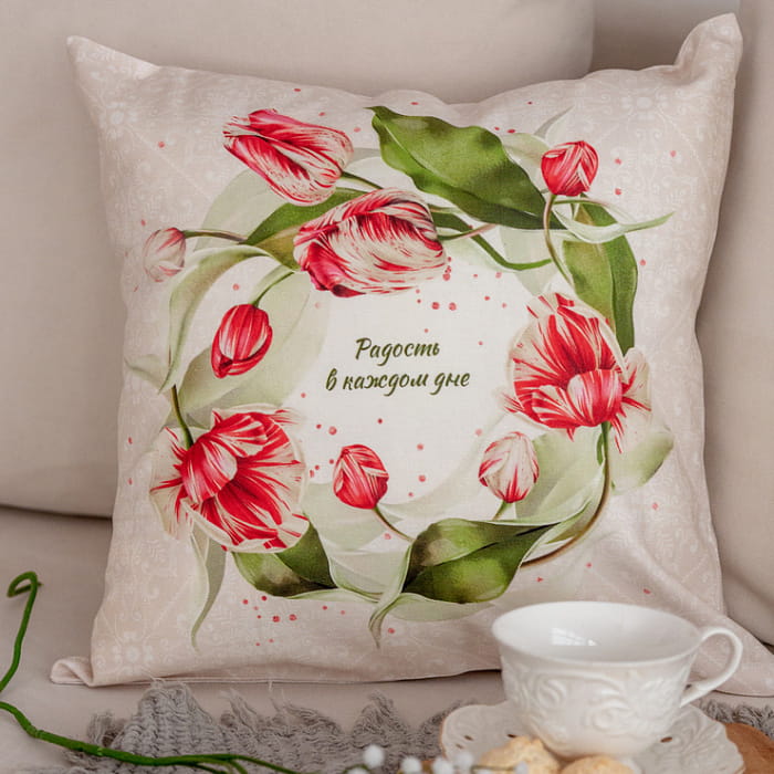 Декоративная наволочка "Алые тюльпаны" венок