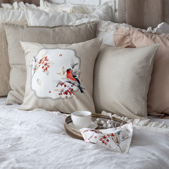 Декоративная наволочка "Пернатые истории рамка со снегирем"